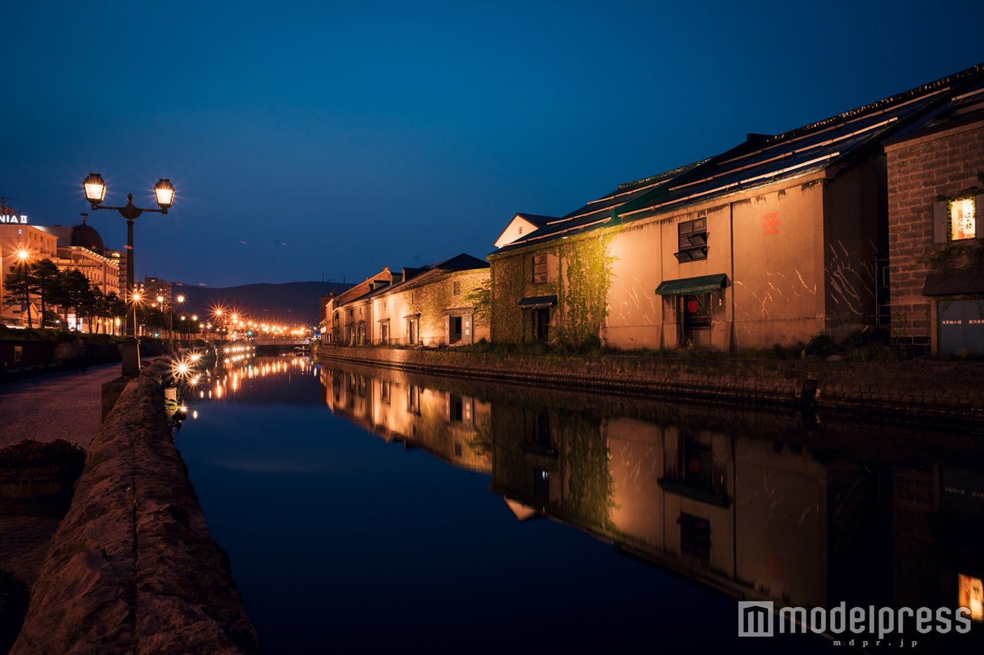 街灯に照らされた小樽運河