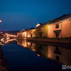 街灯に照らされた小樽運河