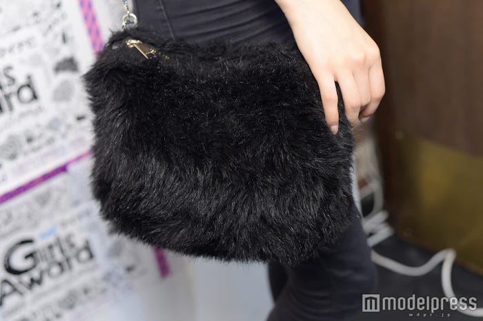 黒のバッグはモフモフで可愛い (C)モデルプレス