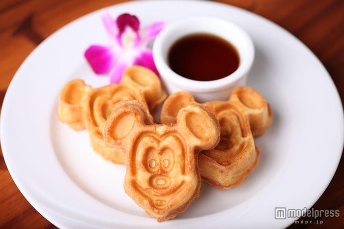 人気のミッキーワッフル(C)Disney