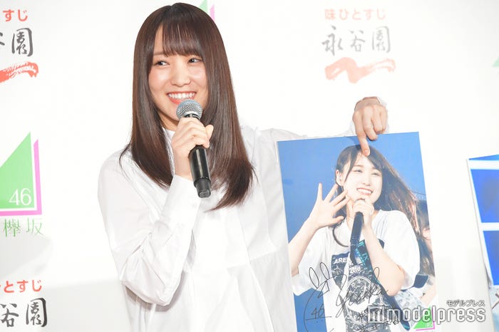 菅井友香「おでこの星に注目!」 (C)モデルプレス