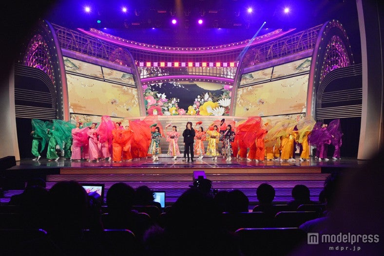 香西かおり（中央）とももいろクローバーＺ