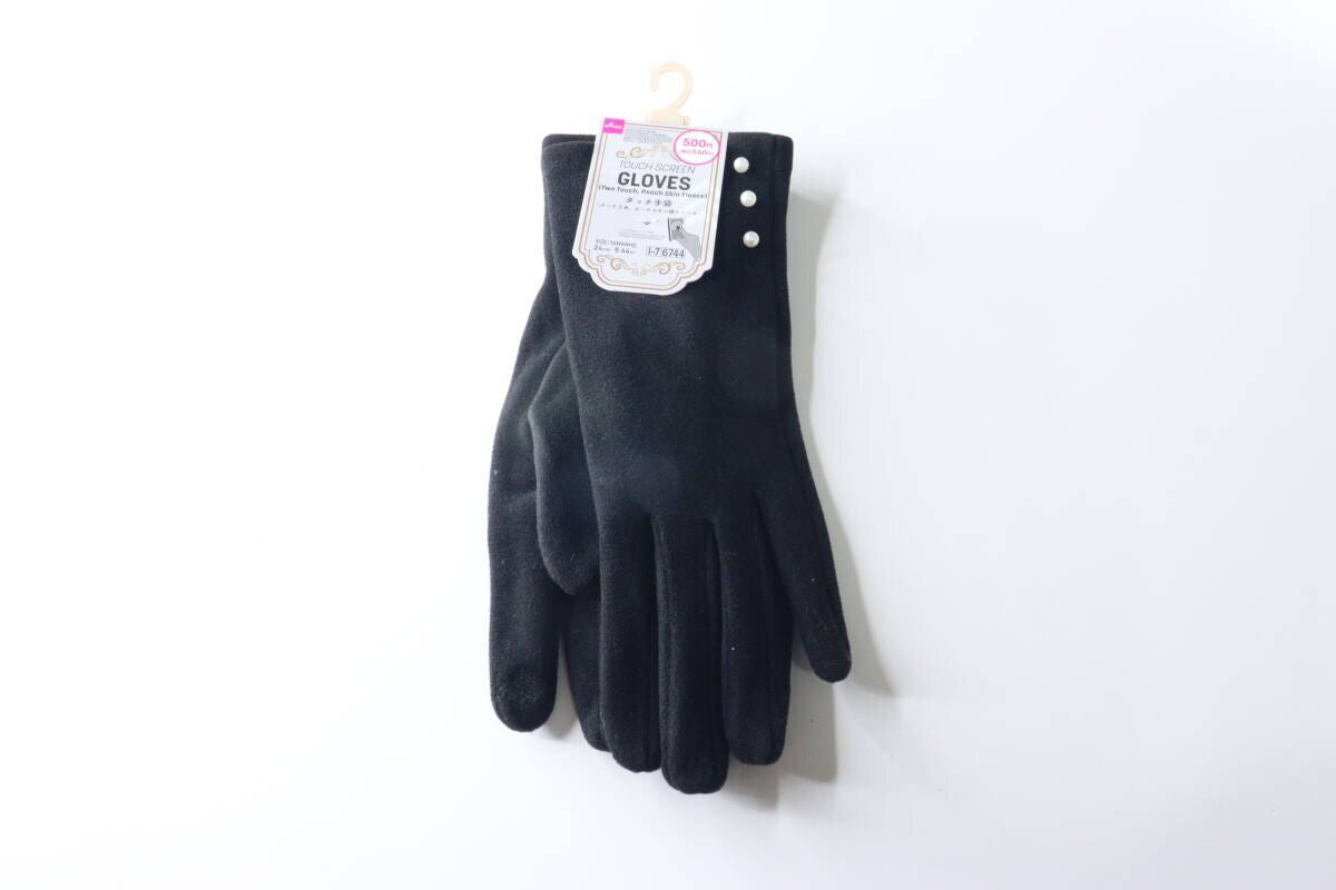 黒い手袋がハンガーにかけられ、商品タグが付いている