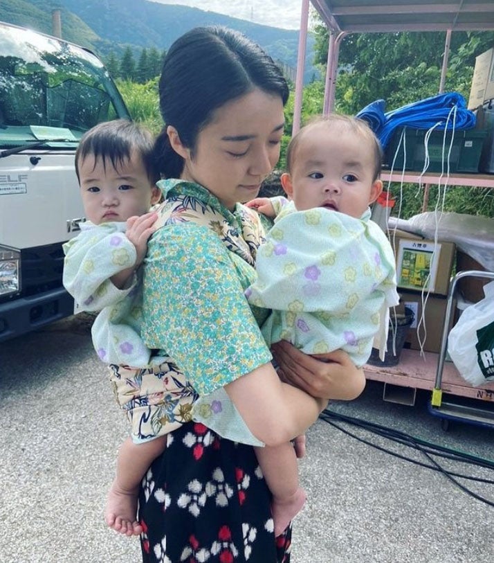 上白石萌音「カムカムエヴリバディ」娘を“おんぶに抱っこ”母親としての姿に反響