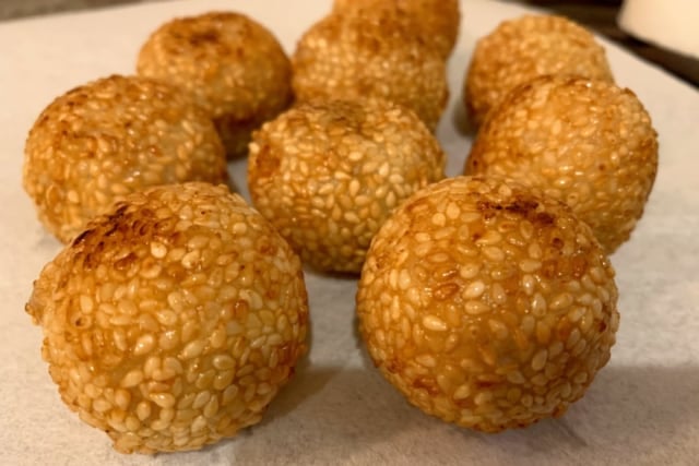 業務スーパーのこしあん入りごま団子 揚げたて