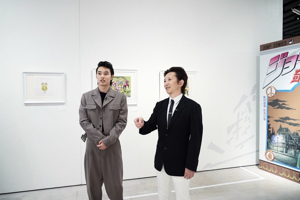 山崎賢人、荒木飛呂彦 （C）2017 映画「ジョジョの奇妙な冒険 ダイヤモンドは砕けない 第一章」製作委員会　（C）LUCKY LAND COMMUNICATIONS／集英社