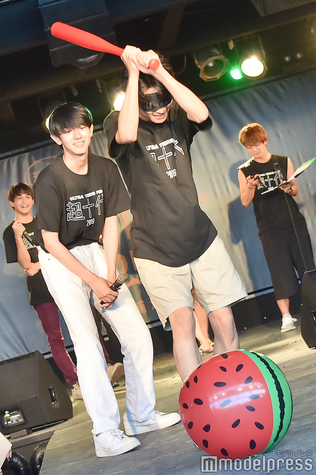 「超スイカ割り」ステージの様子（C）モデルプレス