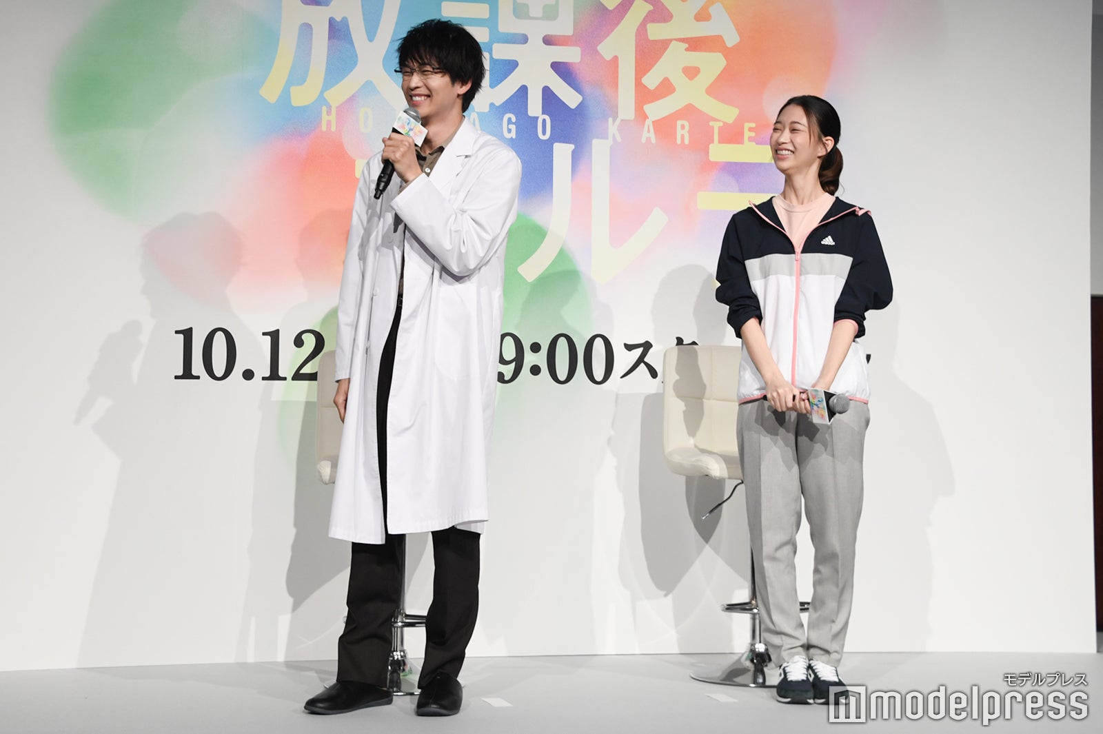 会見にサプライズ登場した武田真一アナウンサーに驚く松下洸平、森川葵（C）モデルプレス