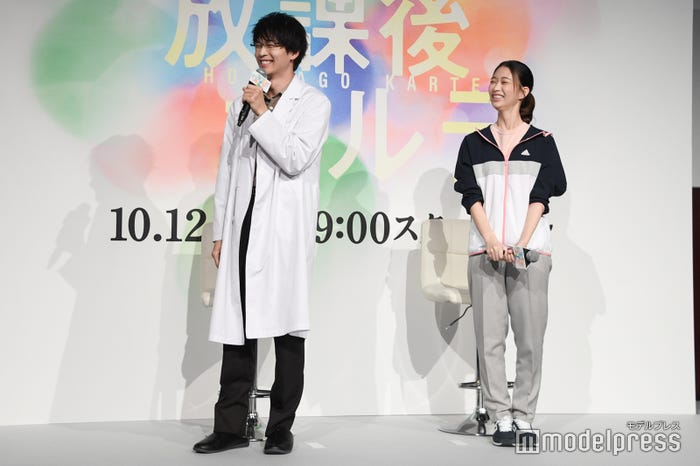 会見にサプライズ登場した武田真一アナウンサーに驚く松下洸平、森川葵(C)モデルプレス