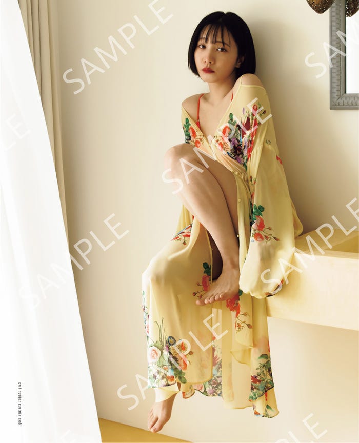 能條愛未ファースト写真集「カーテンコール」楽天ブックス限定版裏面ポスター/撮影:熊谷直子(提供写真)