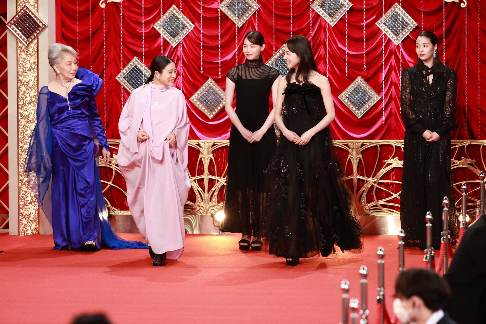 草笛光子、石原さとみ、西野七瀬、清原果耶、広瀬すず（C）東京写真記者協会