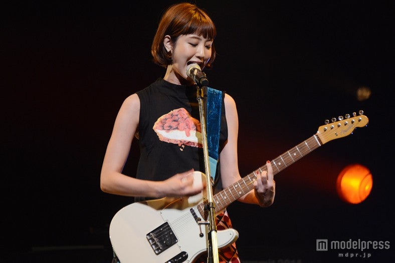 ギターを響かせ、歌声披露