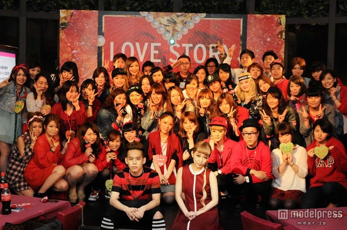 上京組限定「ミリショーソーシャルラウンジ」を開催した加藤ミリヤ(前列右)と清水翔太(前列左)