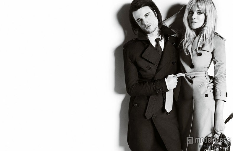 「バーバリー」2013秋冬広告キャンペーンで共演したシエナ・ミラー、トム・スターリッジ