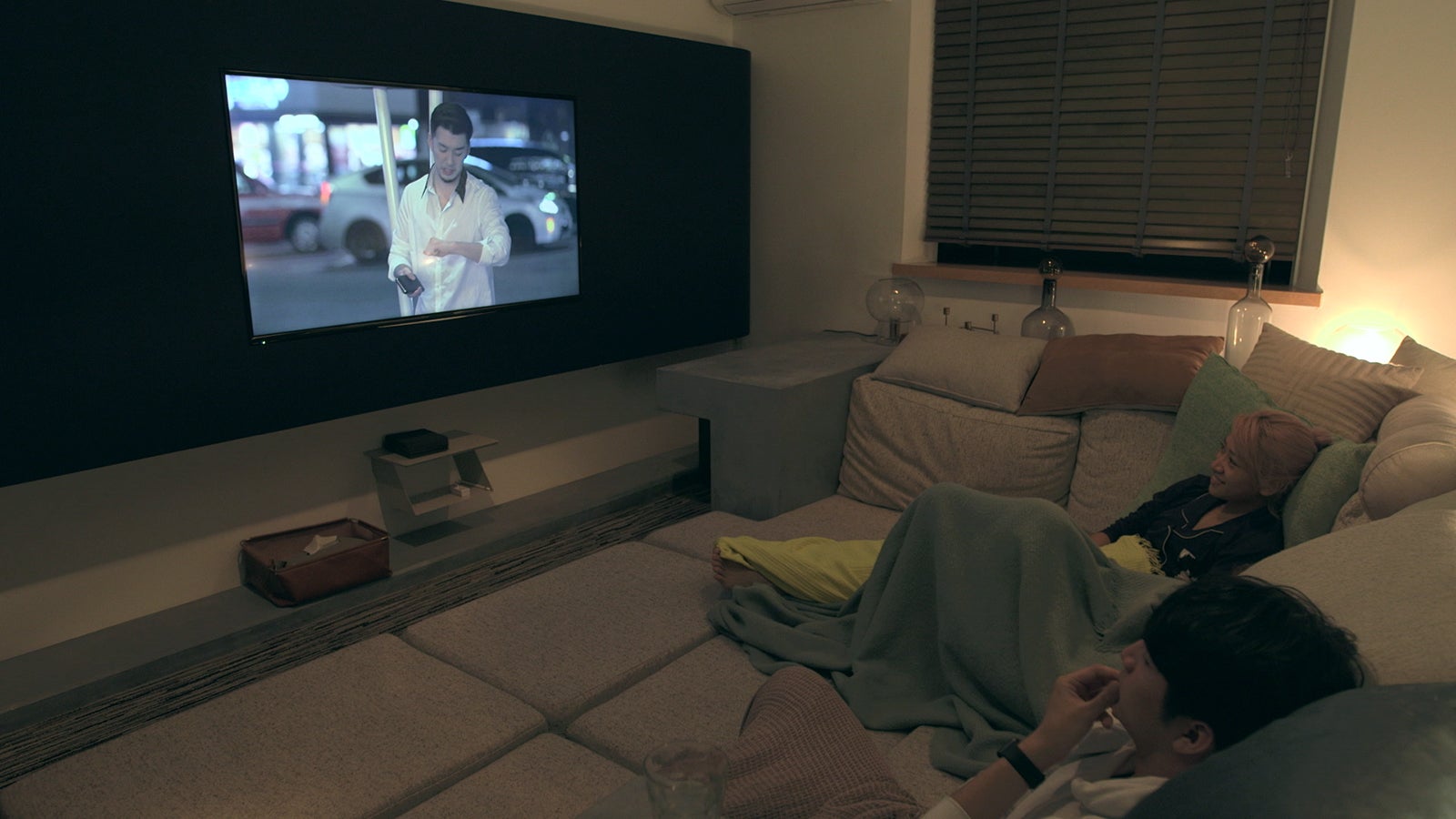 配信を観るトパス、愛華、花「TERRACE HOUSE TOKYO 2019-2020」32nd WEEK（C）フジテレビ／イースト・エンタテインメント