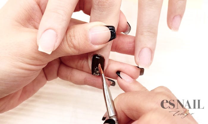 ベースコートに純銀ラメを混ぜて先端に塗る(画像提供:esNAIL)