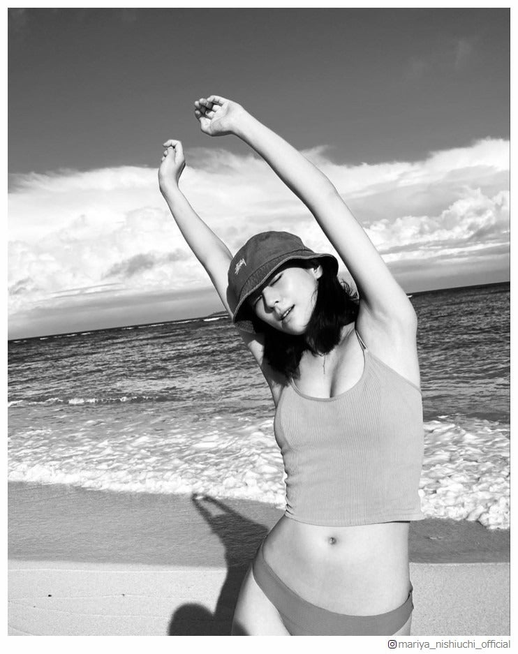 西内まりや、美ボディ際立つ海辺ショットに注目集まる「完璧なプロポーション」