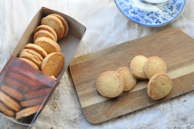 成城石井の「自家製サブレ」紅茶と一緒に