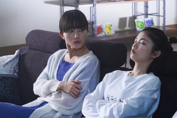 清原果耶、小芝風花「invert 城塚翡翠 倒叙集」第3話より(C)日本テレビ