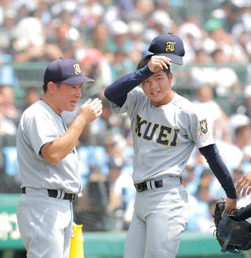仙台育英がまさか初回に5失点 須江監督がベンチで厳しい表情 智弁和歌山に打者一巡の猛攻浴びる 3年ぶり4強へ暗雲