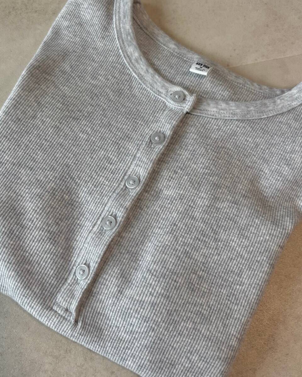 ユニクロ　リブヘンリーネックT　ライトグレー生地アップ