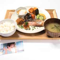 あなたも入れ替わってる!? 立花家と宮水家の朝食・場面カットカード付き¥1,280(C)2016「君の名は。」製作委員会