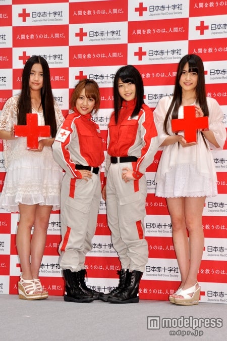「赤十字を知ってほしい。もっと。」キャンペーン記者発表会に出席した（左から）加藤玲奈、高橋みなみ、横山由依、入山杏奈