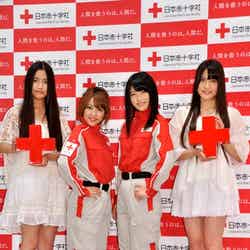 「赤十字を知ってほしい。もっと。」キャンペーン記者発表会に出席した（左から）加藤玲奈、高橋みなみ、横山由依、入山杏奈