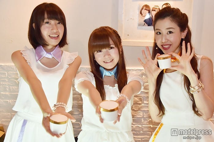 アイスを販売するRe:ガールズ(左から)千畝あずみ、愛内みさ、yui