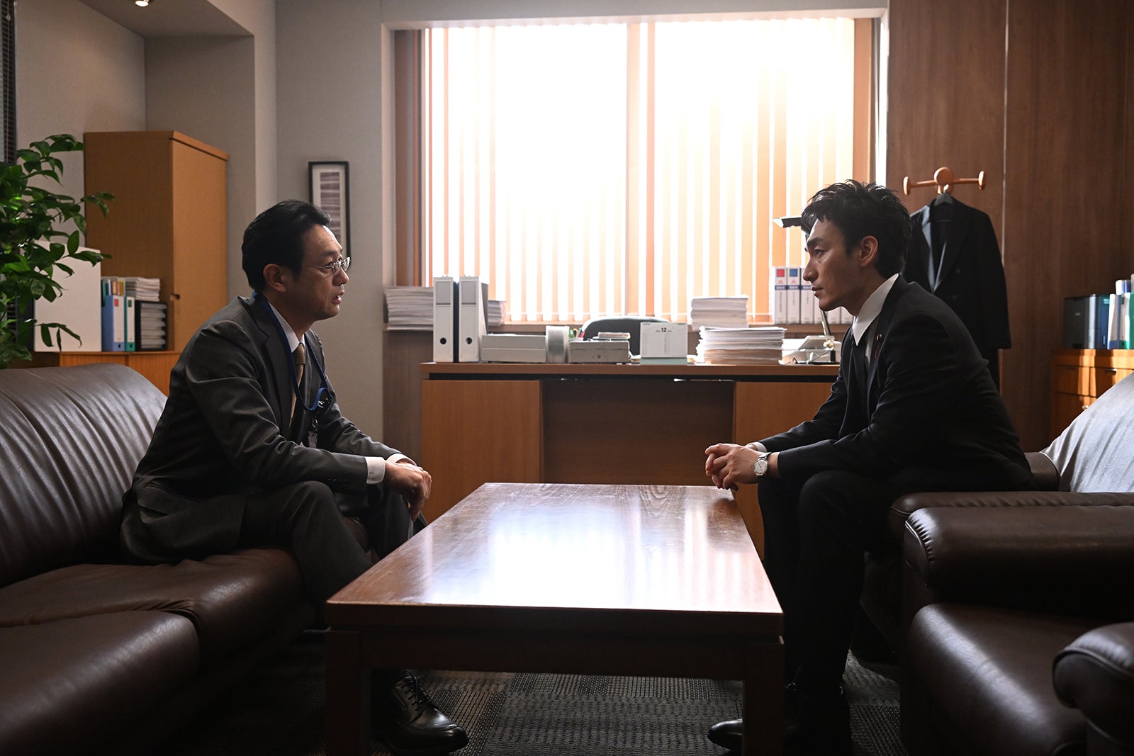 飯田基祐、草なぎ剛「罠の戦争」最終話より（C）カンテレ