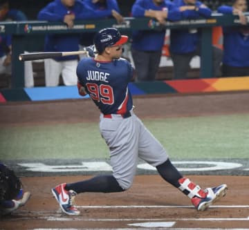 WBC ジャッジが思わず天をあおぐ イチローの愛弟子がスーパーホームランキャッチ！飛距離124メートル 捕球できなければスタンドイン