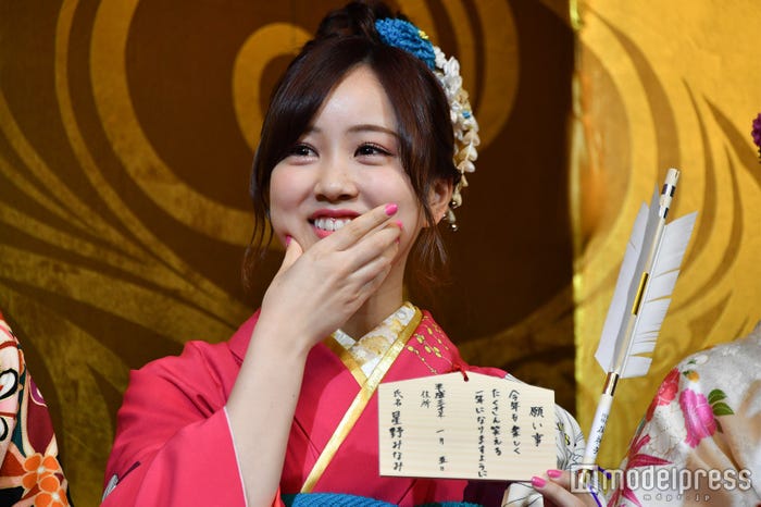 照れる星野みなみ (C)モデルプレス