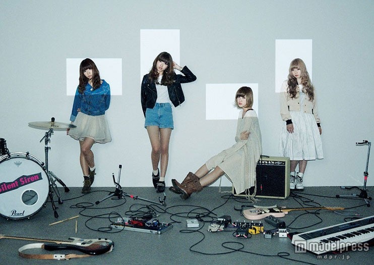 Silent Siren（左から）Ba．あいにゃん（山内あいな）、Dr．ひなんちゅ（梅村妃奈子）、Vo&G．すぅ（吉田菫）、Key．ゆかるん（黒坂優香子）
