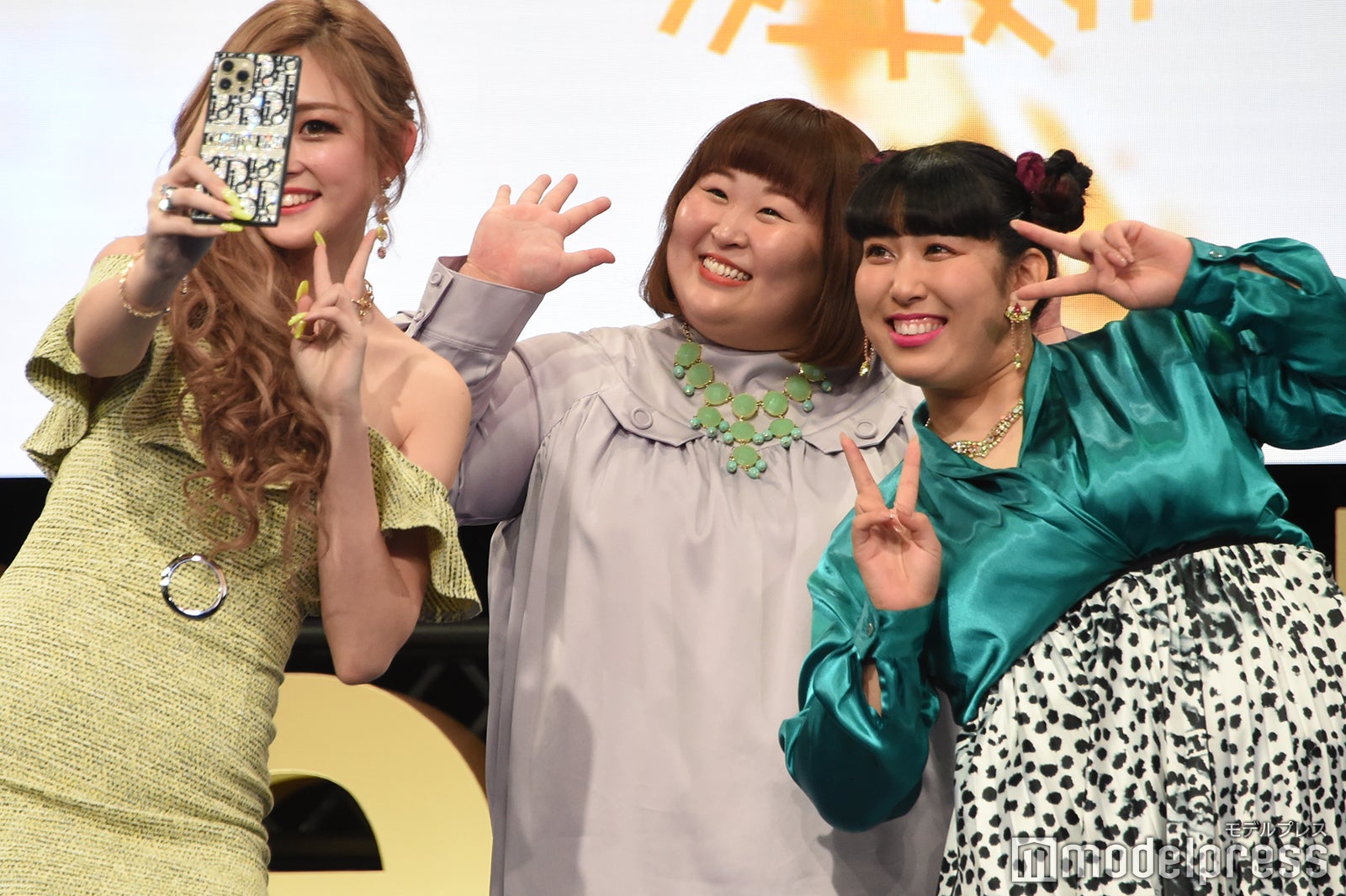 ゆうちゃみ、かなで、ゆめっちで記念撮影 （C）モデルプレス