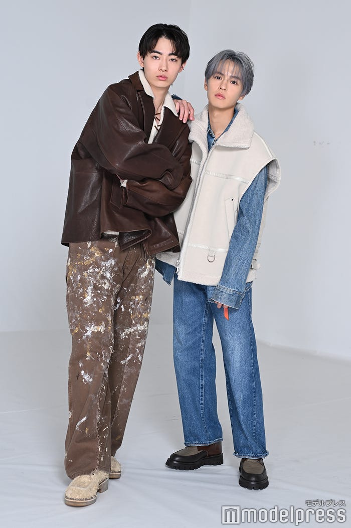 豊田裕大、奥野壮(C)モデルプレス/<奥野壮>ヘアメイク:小園ゆかり スタイリング:鍛冶古翔三(Yolken) <豊田裕大>ヘアメイク:塩山千明 スタイリング:杉浦優<奥野壮>KOH’S LICK CURRO(TEL03-6427-1405)<豊田裕大>レザージャケット¥148,000(ブラン ワイエム/ティーニー ランチ03-6812-9341)、ニット¥34,100(クメ/HEMT PR03-6721-0882)、パンツ¥52,800(オールド パーク/HEMT PR03-6721-0882)、シューズ¥39,600(アール/ティーニー ランチ03-6812-9341)、イヤーカフ¥17,600(プリュイ/プリュイ トウキョウ03-6450-5777)、リング¥286,000(マフ/https://muffjewelry.official.ec/)