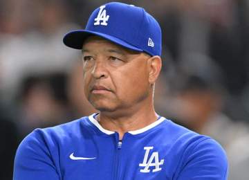 ドジャース ロバーツ監督が厳しい表情で交代告げる ロブレスキーがまさか4被弾7失点KO 2戦連続の背信投球→救援陣も乱調で2桁失点