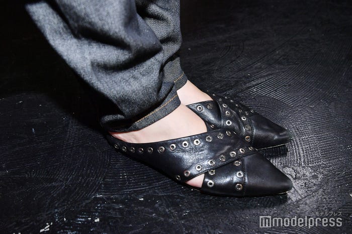 馬場ふみかの足元 (C)モデルプレス