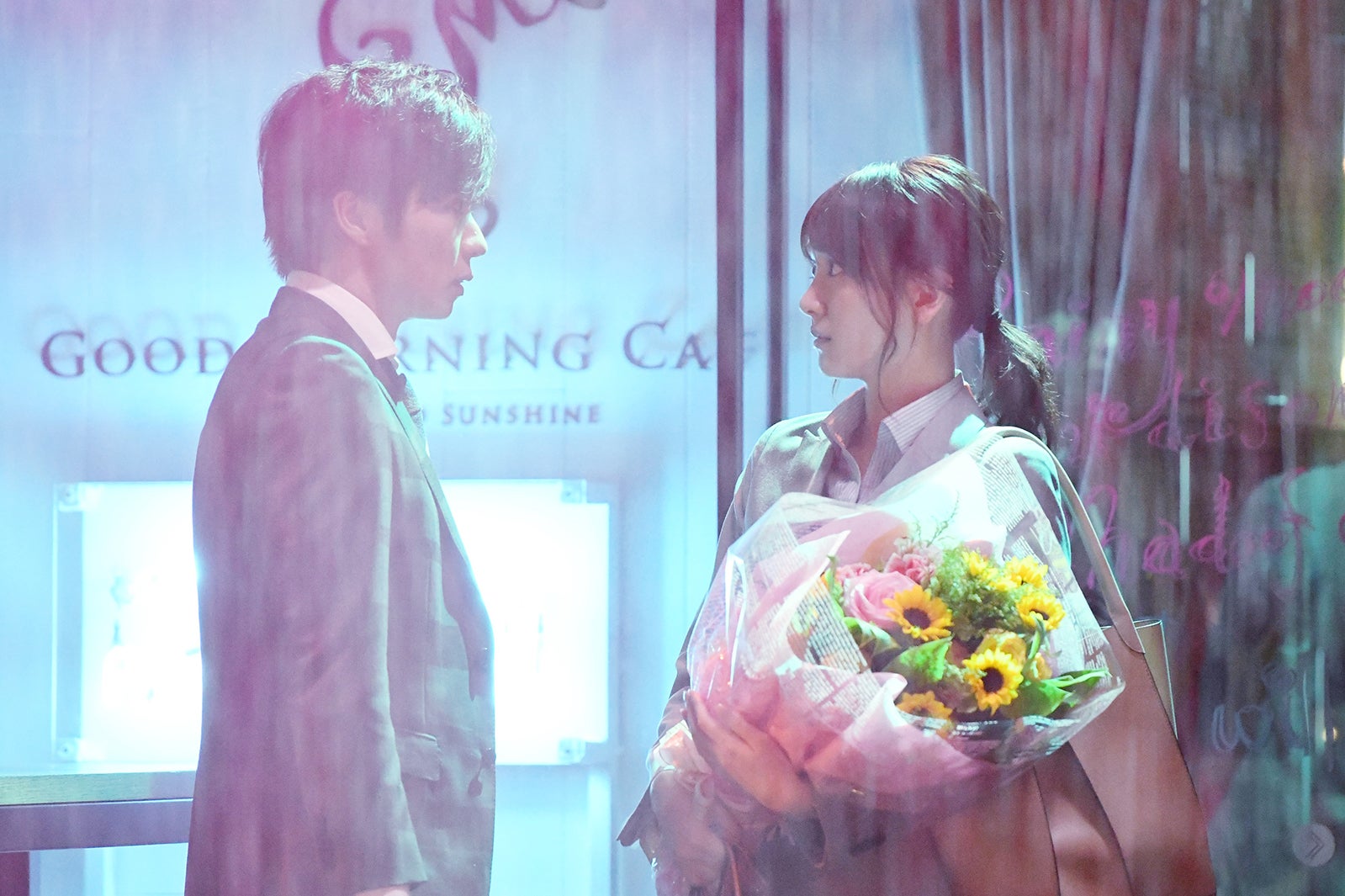 田中圭、新垣結衣／「獣になれない私たち」第2話より（C）日本テレビ