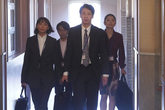 (左から)杏、加藤清史郎、大倉孝二、小池栄子/「競争の番人」最終話より(C)フジテレビ