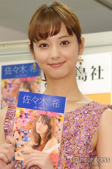 佐々木希、「恋してると頑張れる」華やかワンピで美脚披露