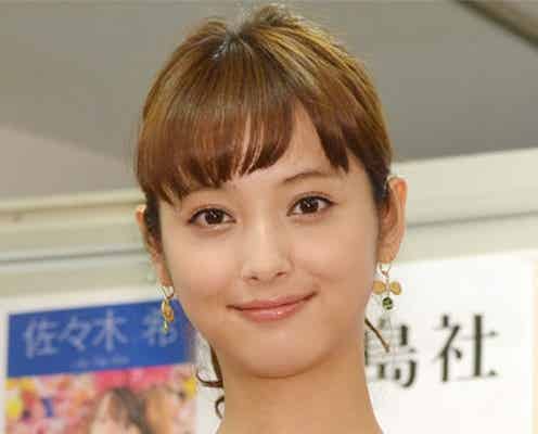 佐々木希、「恋してると頑張れる」華やかワンピで美脚披露