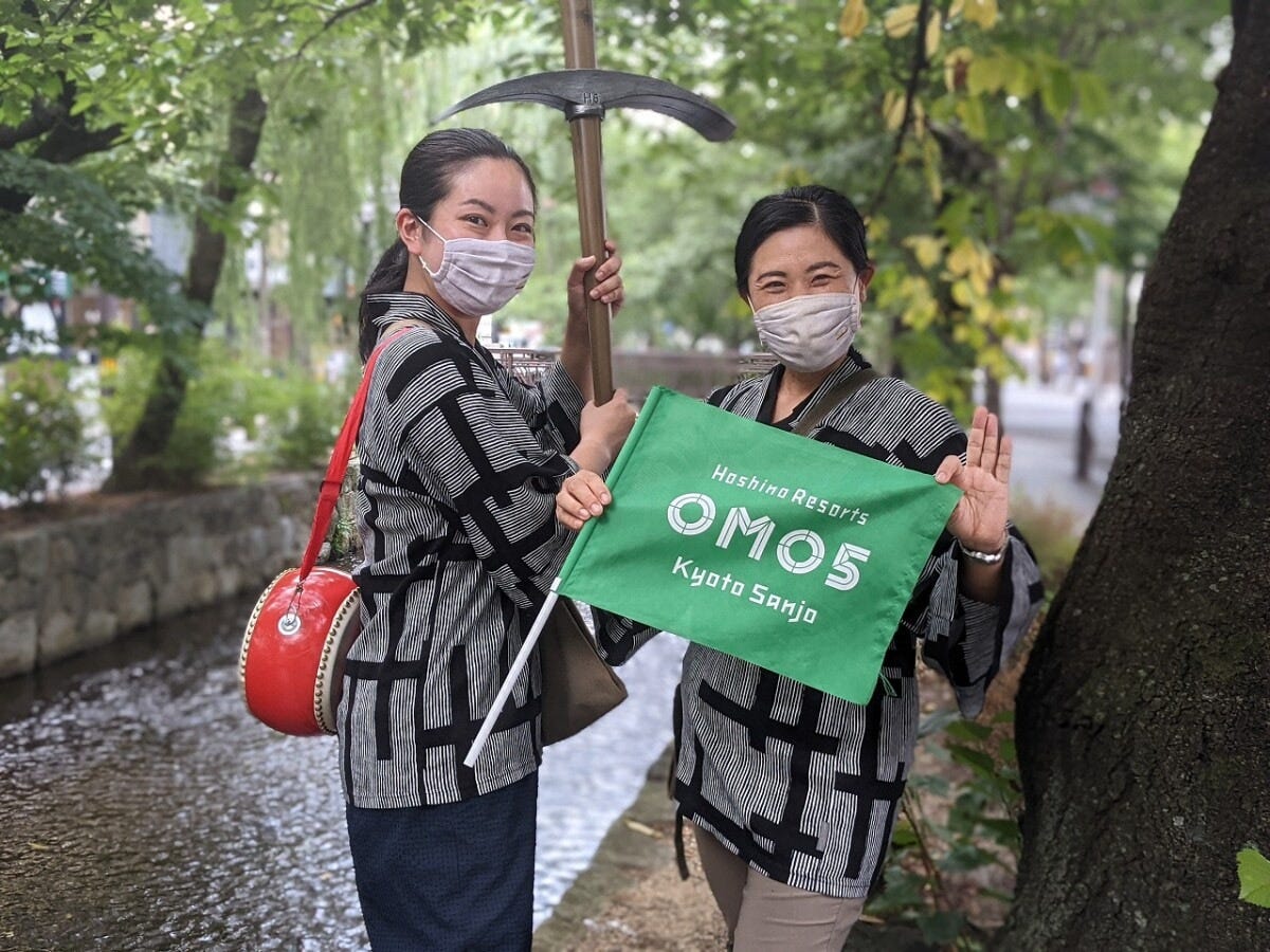 OMOではご近所を案内するアクティビティ(無料、一部有料)を実施。写真はOMO5京都三条の「京町らんまん川さんぽ(無料)」から。高瀬川の歴史を小道具を使いながら案内してくれる