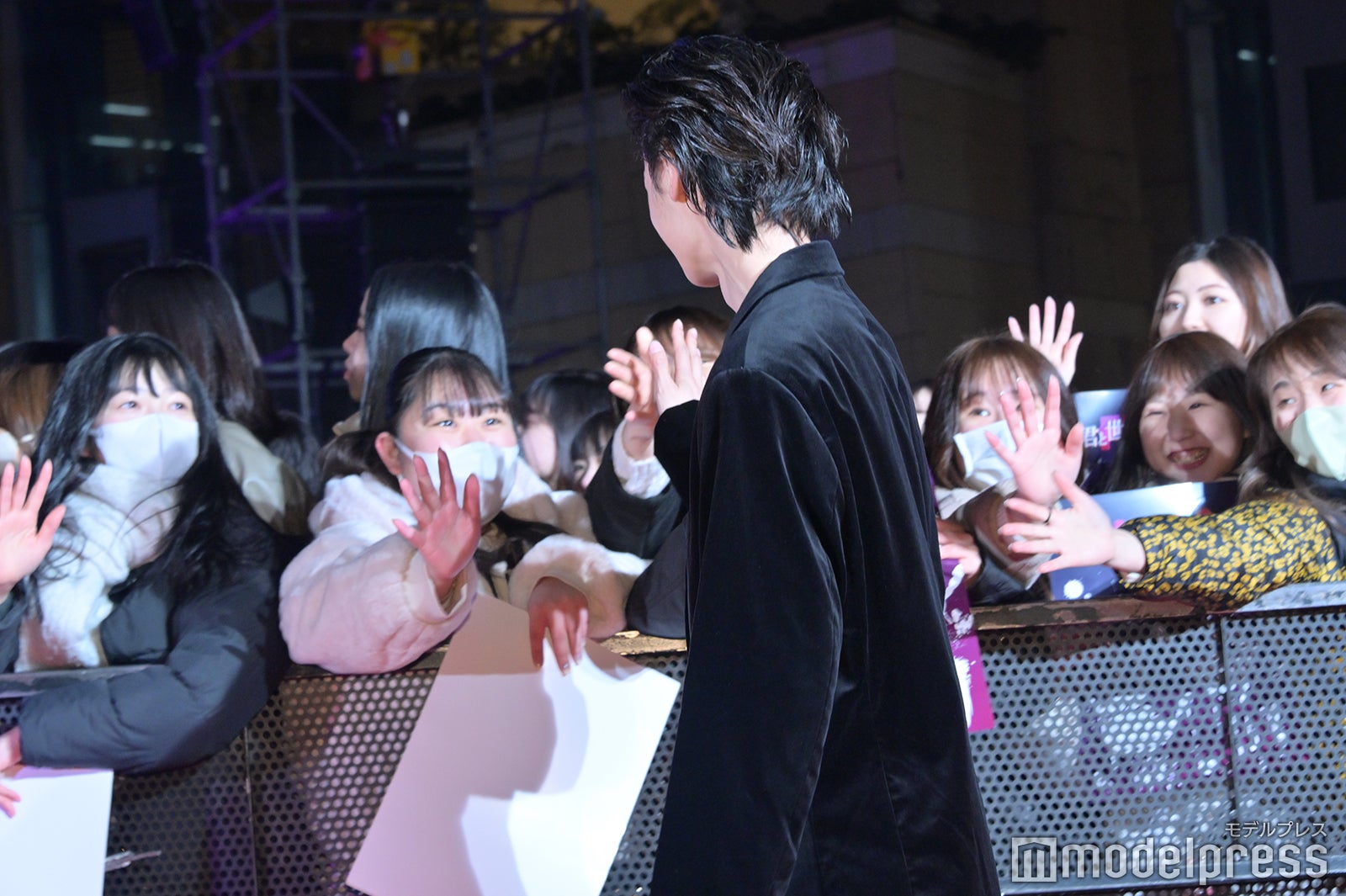 ファンとハイタッチする窪塚愛流（C）モデルプレス