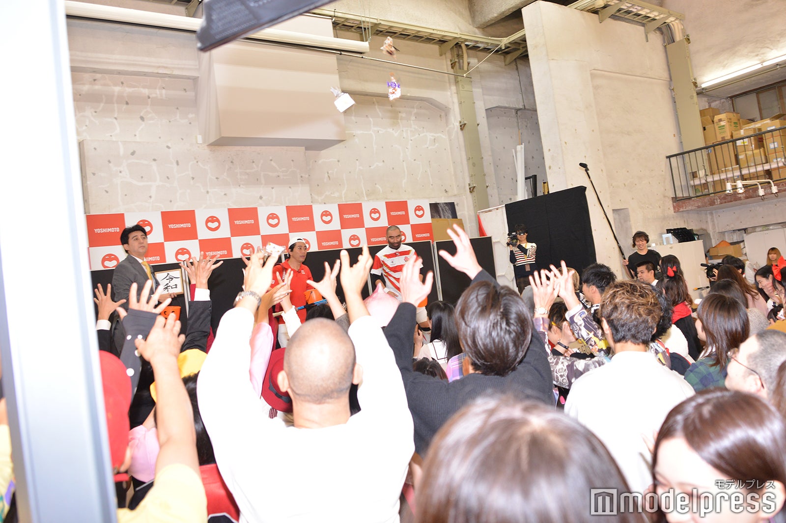 トリック・オア・トリートという掛け声とともにアメの入った袋が配られた（C）モデルプレス