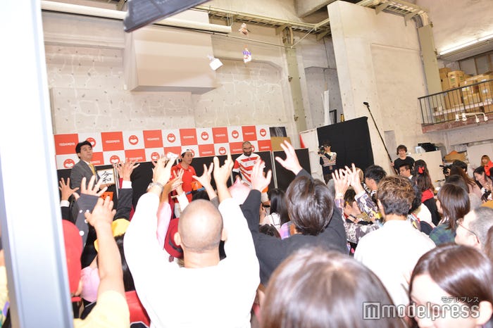 トリック・オア・トリートという掛け声とともにアメの入った袋が配られた(C)モデルプレス