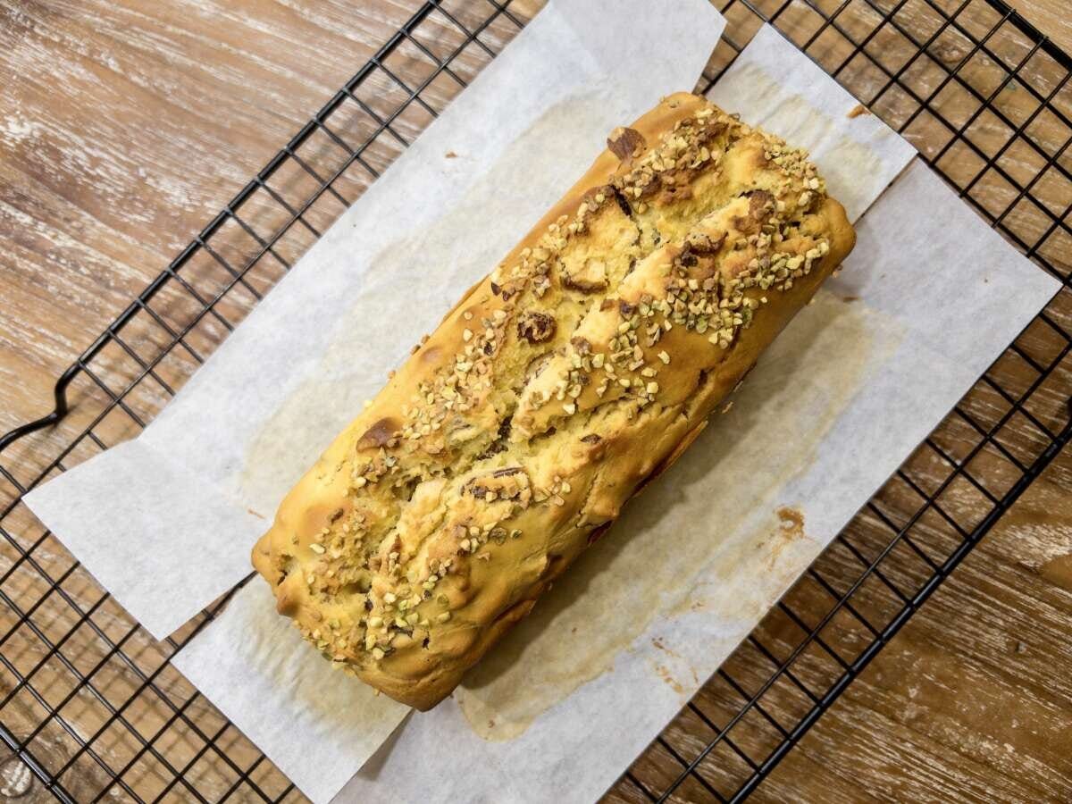 焼き上がったら、ケーキクーラーに乗せて冷まします。