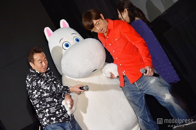 ムーミンと手をつないで登場するさまぁ～ず