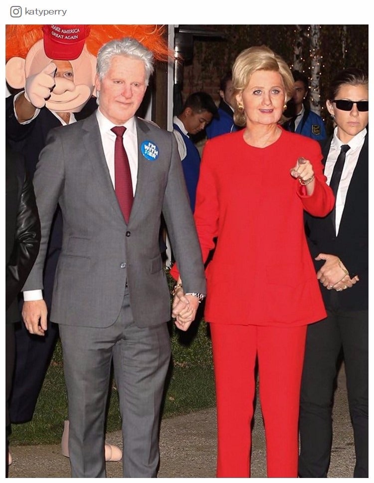 ケイティ・ペリー（右）、オーランド・ブルーム（左奥）（ケイティ・ペリーInstagramより）