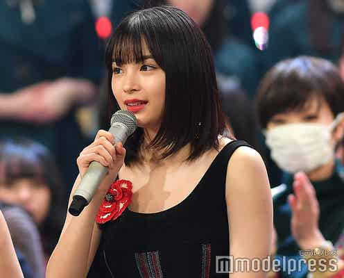 広瀬すず、デコルテ&美背中大胆魅せ SEXY黒ドレスで紅白リハ登場<紅白リハ2日目>