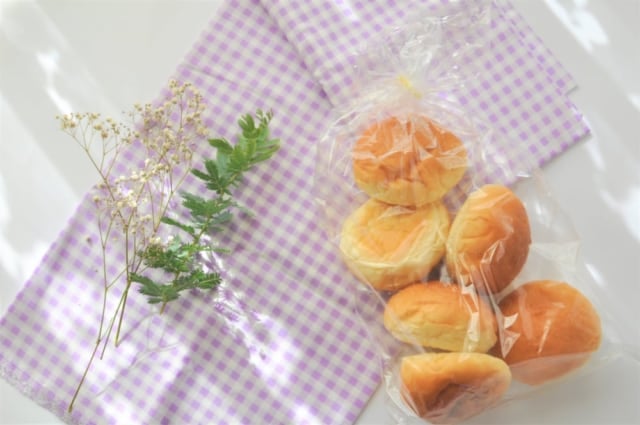 成城石井「マスカルポーネのバターロール」が袋に入った状態